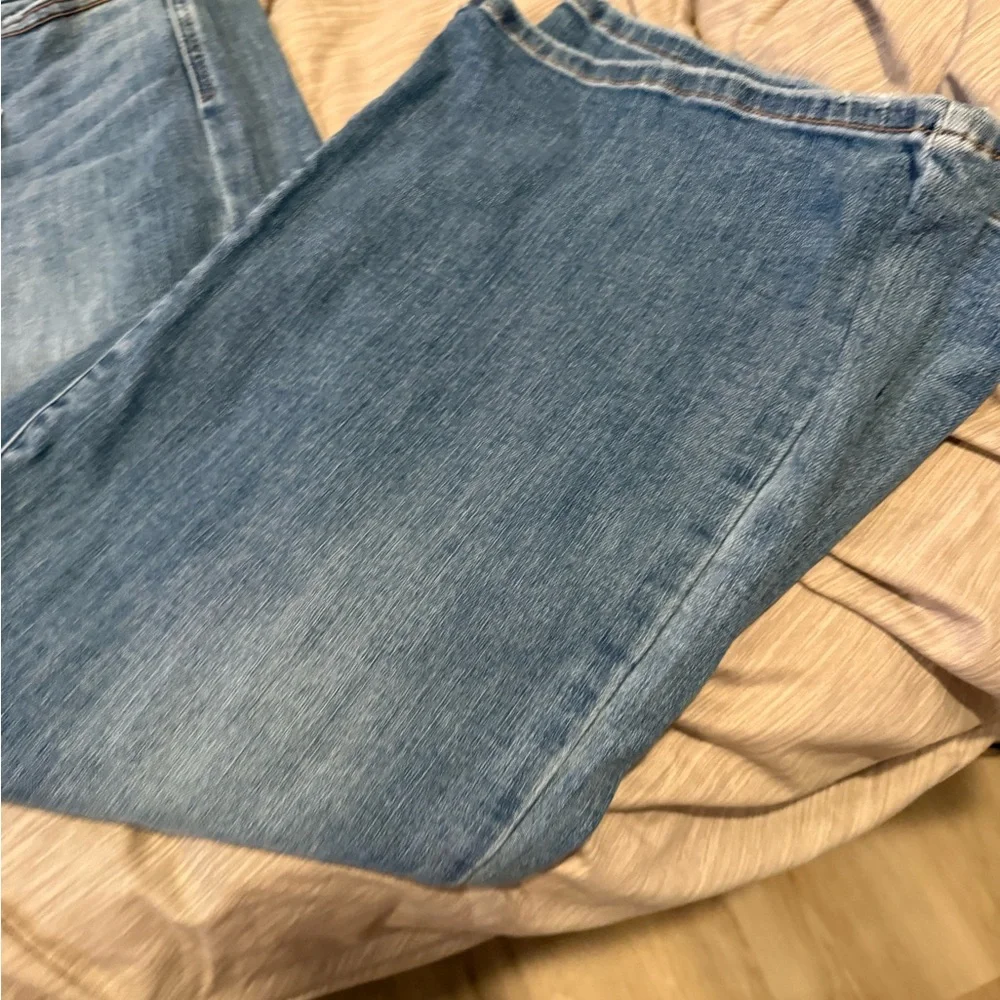 Judy Blue Light Wash Denim Jeans - Picture 4 of 7